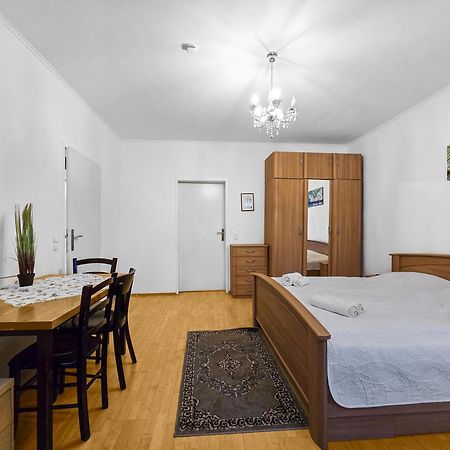 Spacious Three-Bedroom, Three King-Size Beds Viena Exterior foto